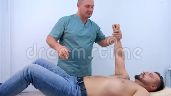脊医在康复治疗中检查手臂肌肉的正确操作视频的预览图