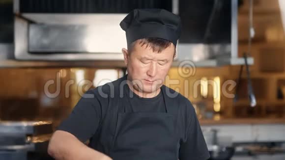 亚洲厨师烹饪食物混合锅在炉子上的肖像中型近距离拍摄4k红色相机视频的预览图