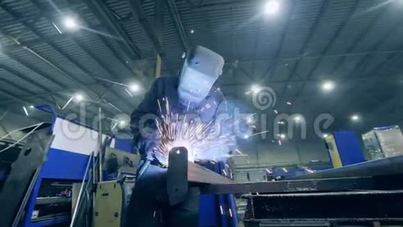 在焊接厂工作的专业重工焊工工厂工人用切割工具焊接金属视频的预览图