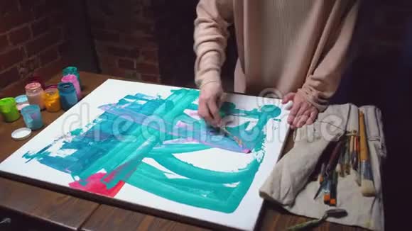 当代艺术女画家创作线条视频的预览图