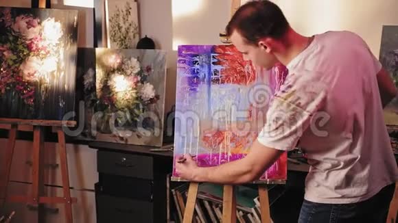 绘画爱好男性左撇子艺术家抽象视频的预览图