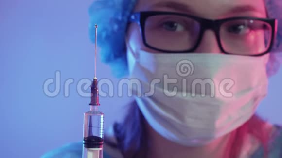 流感疫苗护士面罩注射器注射视频的预览图