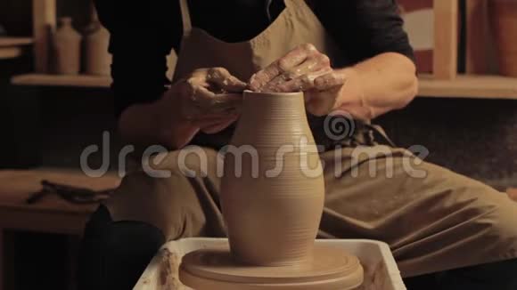 男手造型花瓶车间视频的预览图
