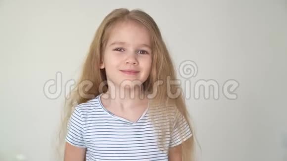 微笑的小女孩戴着安全护目镜视频的预览图