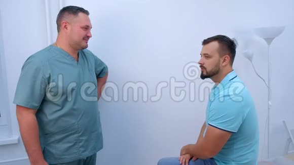 男性医生脊医咨询男性患者在临床治疗前视频的预览图