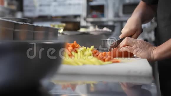 厨师用刀切蔬菜在厨房准备食物近距离拍摄4k红色相机视频的预览图