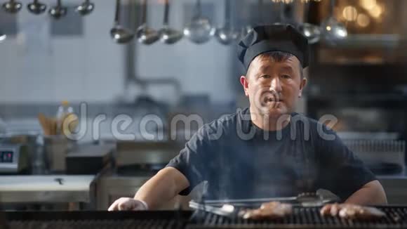 微笑的亚洲厨师在厨房摆姿势的肖像中型近距离拍摄4k红色相机视频的预览图