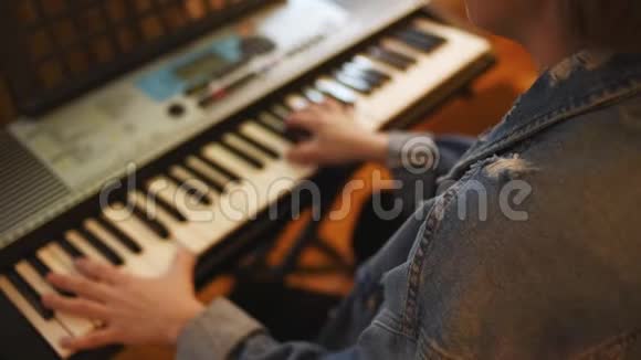 手弹钢琴一个女孩在合成器上演奏音乐视频的预览图