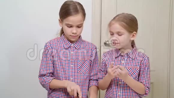 姐妹一起做面团玩面粉视频的预览图