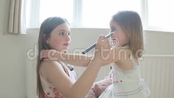 十几岁的白种人女孩拥抱她的妹妹视频的预览图