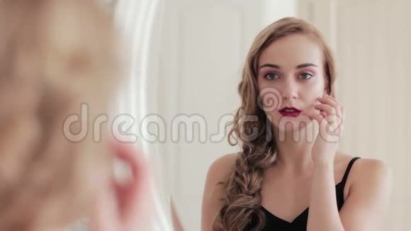 女性自信皮肤治疗女人脸颈视频的预览图