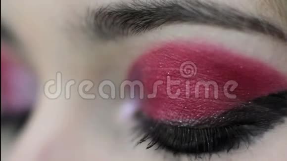 时尚化妆美容治疗女人眼影视频的预览图