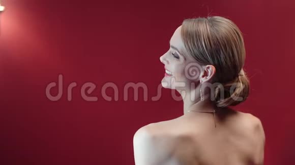 后景笑时尚女士裸背着迷人的光泽服装红色相机宽镜头视频的预览图
