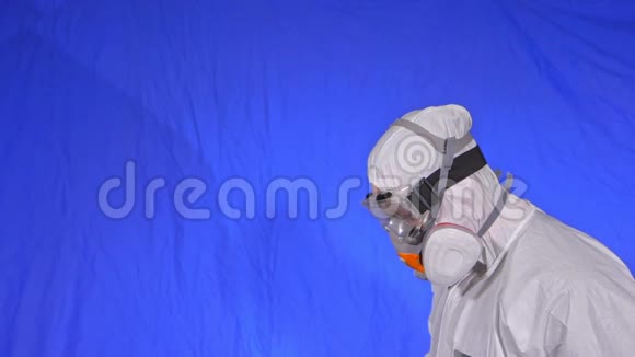 呼吸机的疯狂科学病毒学家慢动作人近看戴防护医用口罩Covid19视频的预览图