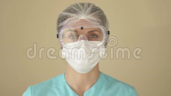 女医生或护士摘下医用口罩和安全眼镜很疲惫的样子视频的预览图