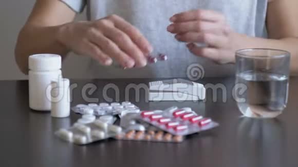 女人吃药用避孕药吃药治疗头痛和发烧女孩治疗头痛视频的预览图