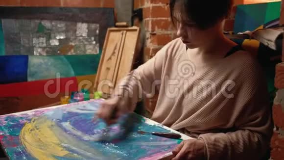绘画爱好有才华的女人抽象艺术作品视频的预览图
