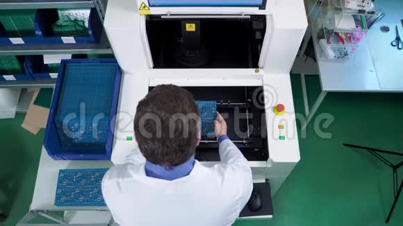 工将主板放入电板检查设备印制电路板生产视频的预览图