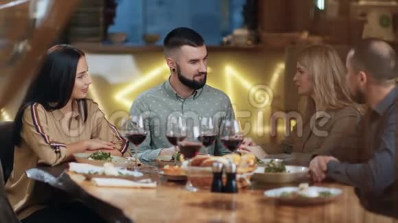 一群年轻男女在餐厅享受双人约会拍摄红鸦4k影院视频的预览图