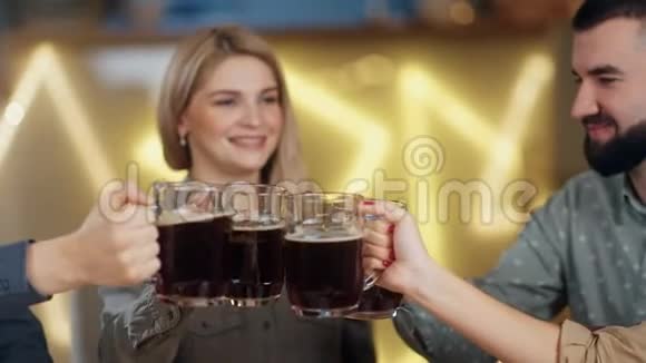 一群快乐的朋友用泡沫啤酒碰杯4k龙红相机视频的预览图