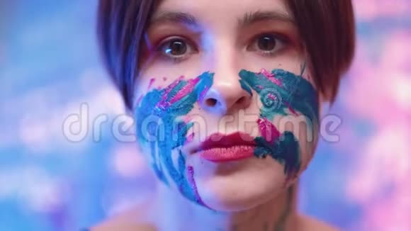 艺术治疗放松手法女人画脸视频的预览图
