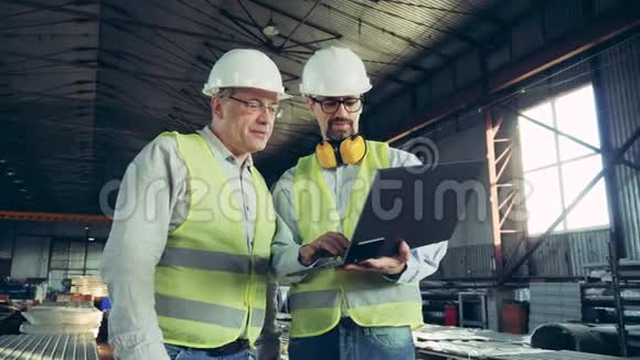 男工正在观察一家金属器皿厂的房舍视频的预览图