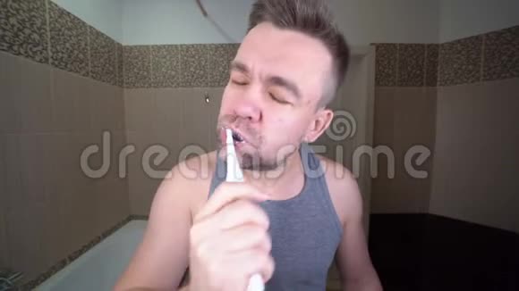 成年男子刷牙电动牙刷视频的预览图