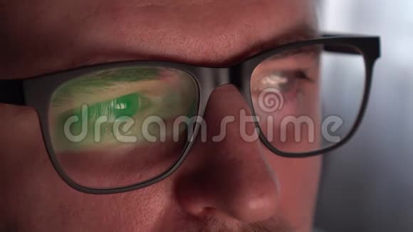 一个男人浏览互联网一副眼镜视频的预览图