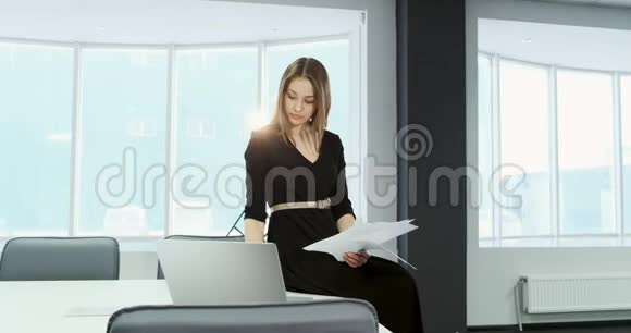 坐在桌子上的女人在办公室工作和思考解决问题很有魅力的女性视频的预览图