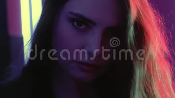 霓虹灯少女画像温柔的女人脸紫红视频的预览图
