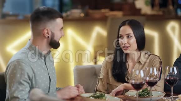 漂亮的黑发女孩和时髦的男人在餐馆吃饭4K红色相机拍摄视频的预览图