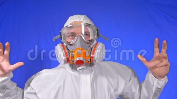 呼吸机的疯狂科学病毒学家慢动作人近看戴防护医用口罩Covid19视频的预览图