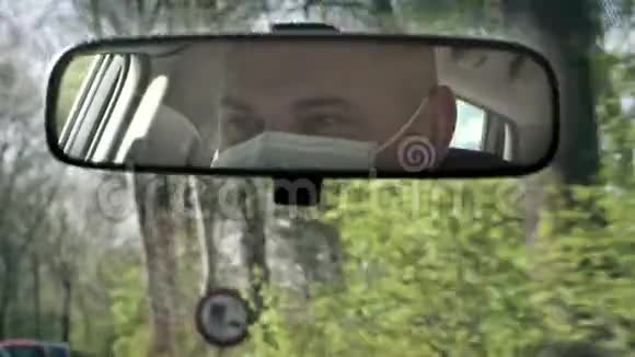 COVID19戴着无菌医疗面具的人开着卡车当地人开车时使用医疗面具检疫性病毒感染视频的预览图