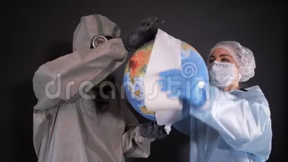 穿化学防护服和防毒面具的人他拿着地球模型地球仪女青年视频的预览图
