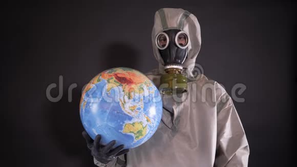 穿化学防护服和防毒面具的人他拿着地球模型地球仪一张标语牌视频的预览图