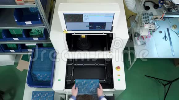 工将主板放入电板检查设备印制电路板生产视频的预览图