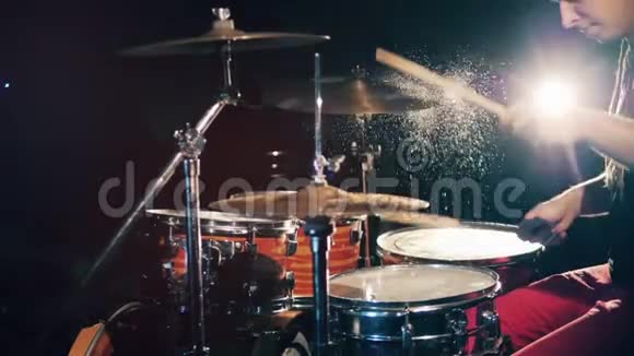 男音乐家打鼓而水溅鼓手演奏鼓包视频的预览图