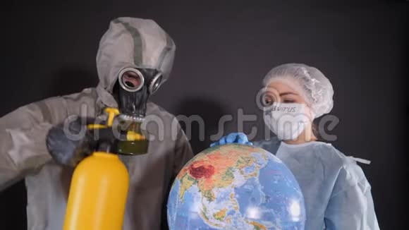 地球的净化穿化学防护服和防毒面具的人他手里拿着一个黄色喷雾器视频的预览图