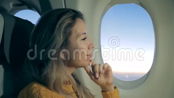 一位女士从飞机窗外近距离观看的侧景视频的预览图