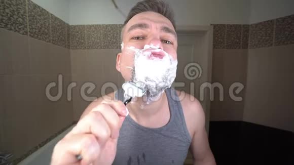 早上在浴室刮胡子的大人视频的预览图