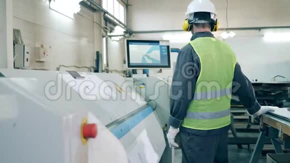 工厂工程师正在观察一台机器弯曲的金属片视频的预览图