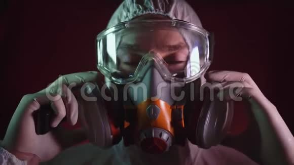 人着防护服服帖帖防毒防护医用喷漆口罩呼吸器医生概念健康病毒视频的预览图