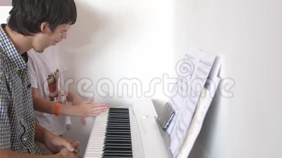 父子俩在弹钢琴视频的预览图