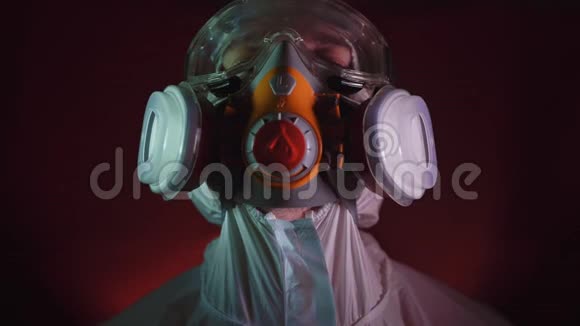 人着防护服服帖帖防毒防护医用喷漆口罩呼吸器医生概念健康病毒视频的预览图