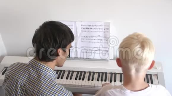 父子俩在弹钢琴视频的预览图