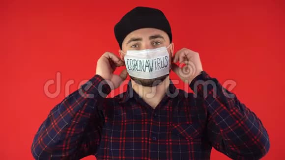 一个穿着衬衫和棒球帽的人摘下他的保护性医疗面具并显示了一个超级标志冠状病毒2019n号视频的预览图