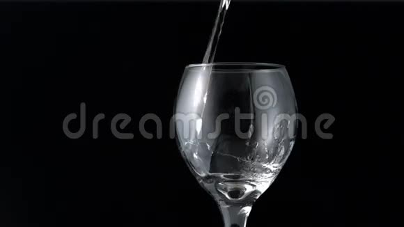 水倒进酒杯里视频的预览图