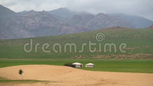 沙漠边草地上的蒙古包视频的预览图