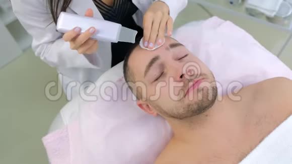 美容师为临床上的年轻人做了超声波洗脸手术视频的预览图