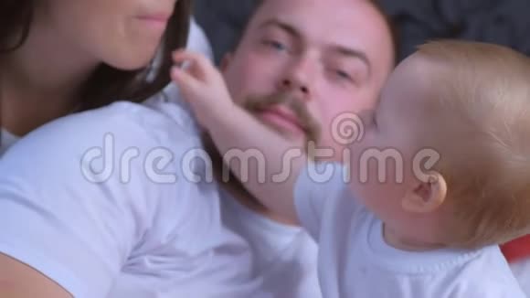 婴儿的肖像是在家里喂父母爸爸妈妈葡萄视频的预览图